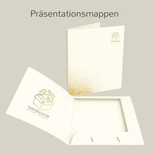 Geöffnete und geschlossene Präsentationsmappe mit dem „FamilySurprise“-Logo, auf einem Bildschirm dargestellt.