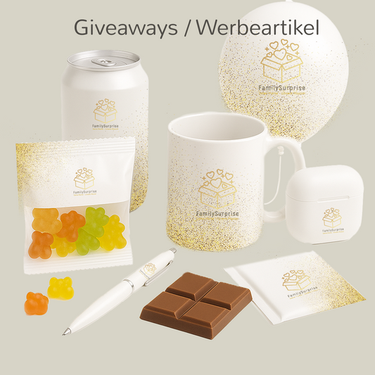 Verschiedene Werbeartikel wie Süßigkeiten, Stifte, Tassen und kleine Accessoires mit dem „FamilySurprise“-Logo.