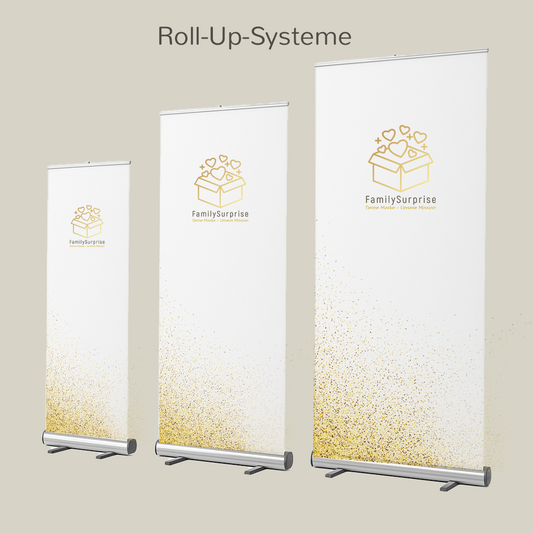Drei Roll-Up-Systeme in unterschiedlichen Größen mit dem „FamilySurprise“-Logo, auf einem Bildschirm dargestellt.