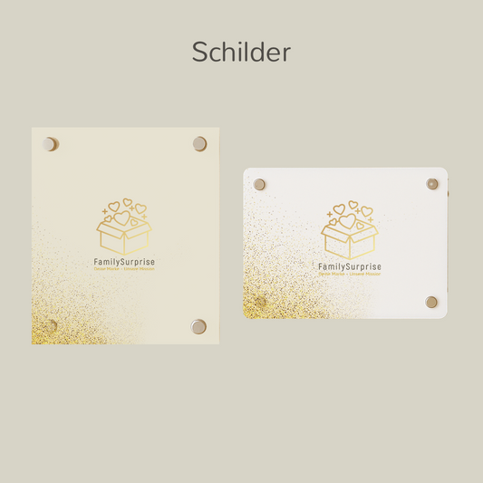 Zwei quadratische Schilder mit Abstandshaltern und dem „FamilySurprise“-Logo, auf einem Bildschirm dargestellt.