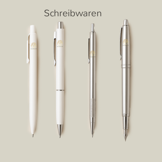 Vier unterschiedliche Kugelschreiber in Weiß und Silber mit dem FamilySurprise-Logo.
