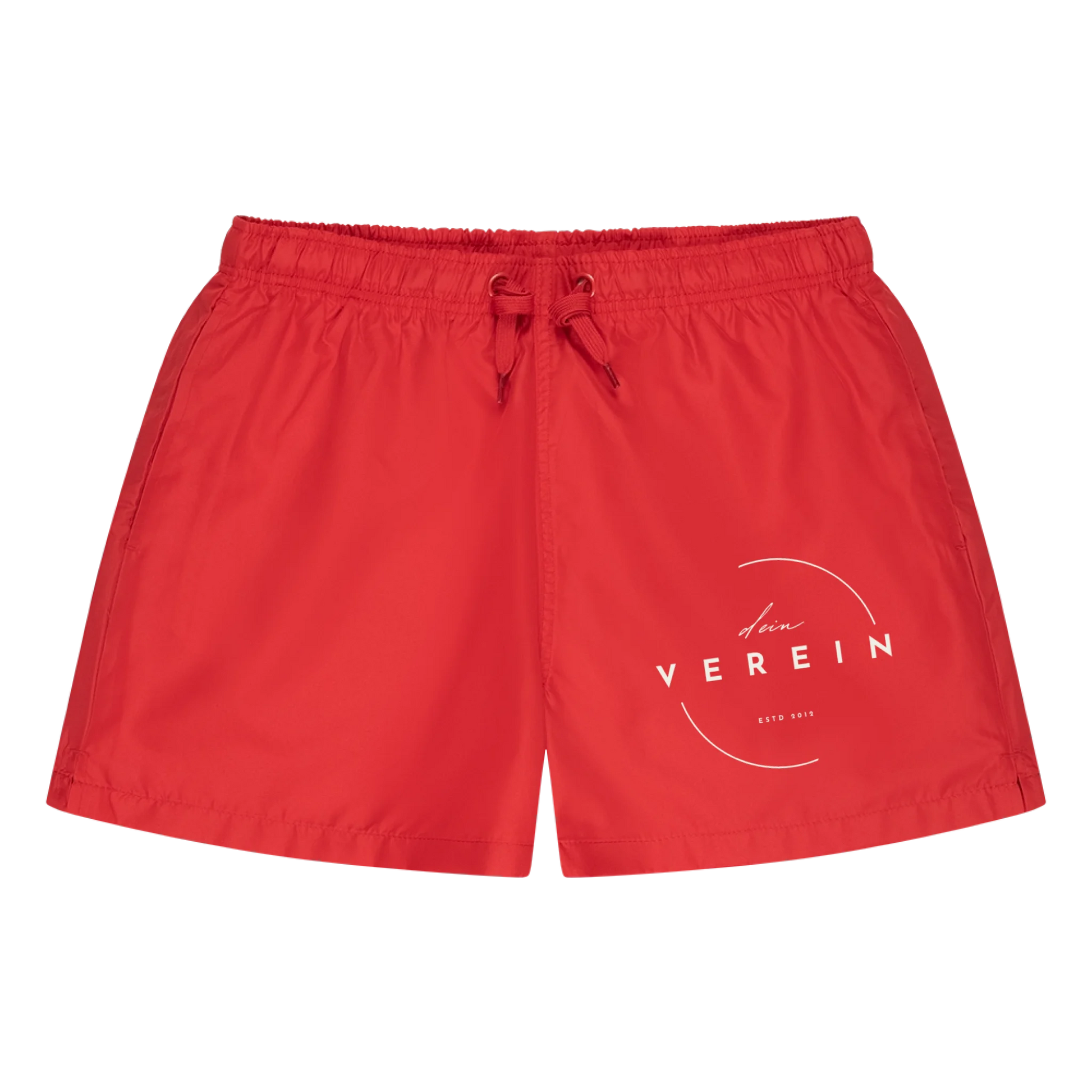 Rote Badeshorts mit elastischem Bund und Kordelzug. Auf dem Bein ist das Vereinslogo mit dem Schriftzug ‚dein Verein – estd 2018‘ abgebildet. Der Vereinsname kann individuell angepasst werden