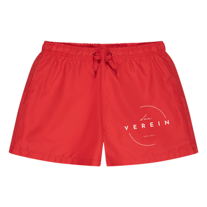 Rote Badeshorts mit elastischem Bund und Kordelzug. Auf dem Bein ist das Vereinslogo mit dem Schriftzug ‚dein Verein – estd 2018‘ abgebildet. Der Vereinsname kann individuell angepasst werden