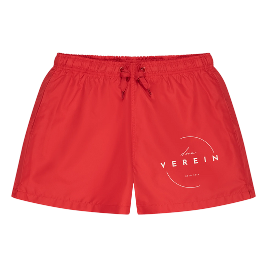 Rote Badeshorts mit elastischem Bund und Kordelzug. Auf dem Bein ist das Vereinslogo mit dem Schriftzug ‚dein Verein – estd 2018‘ abgebildet. Der Vereinsname kann individuell angepasst werden