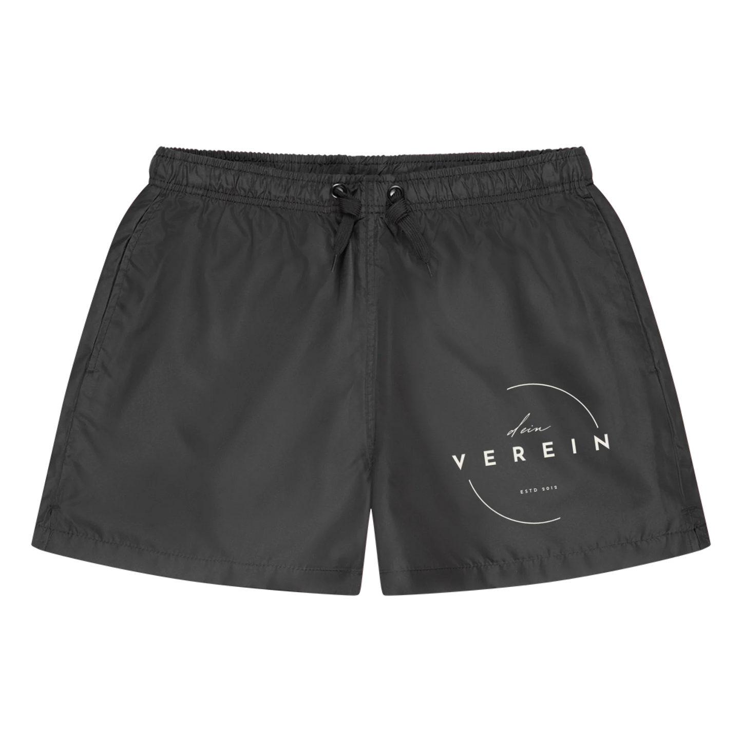 Schwarze Badeshorts mit elastischem Bund und Kordelzug. Auf dem Bein ist das Vereinslogo mit dem Schriftzug ‚dein Verein – estd 2018‘ abgebildet. Der Vereinsname kann individuell angepasst werden