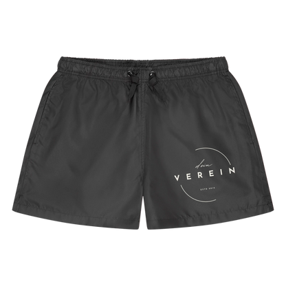 Schwarze Badeshorts mit elastischem Bund und Kordelzug. Auf dem Bein ist das Vereinslogo mit dem Schriftzug ‚dein Verein – estd 2018‘ abgebildet. Der Vereinsname kann individuell angepasst werden