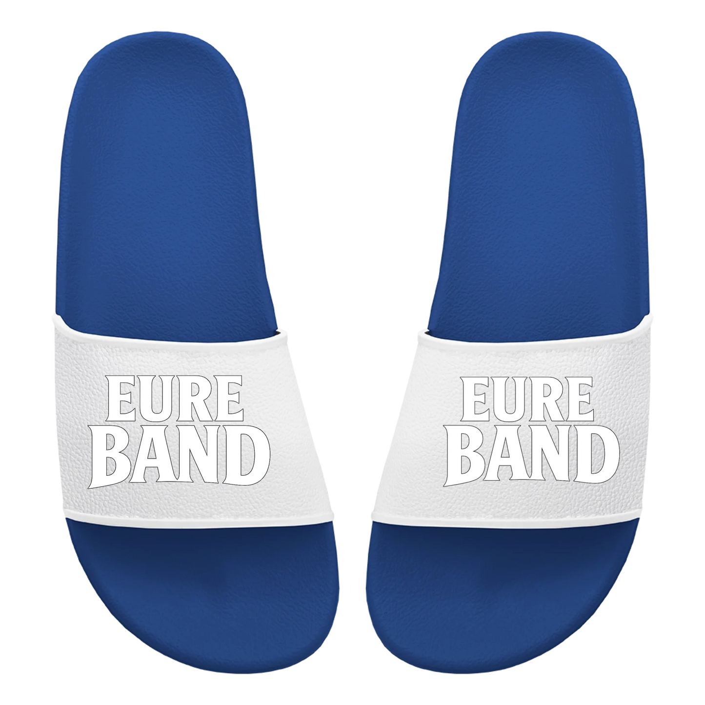 Blaue Badelatschen mit breitem Riemen. Auf beiden Riemen ist in weißen Buchstaben der Schriftzug ‚Eure Band‘ aufgedruckt. Der Text kann individuell mit dem eigenen Bandnamen gestaltet werden.