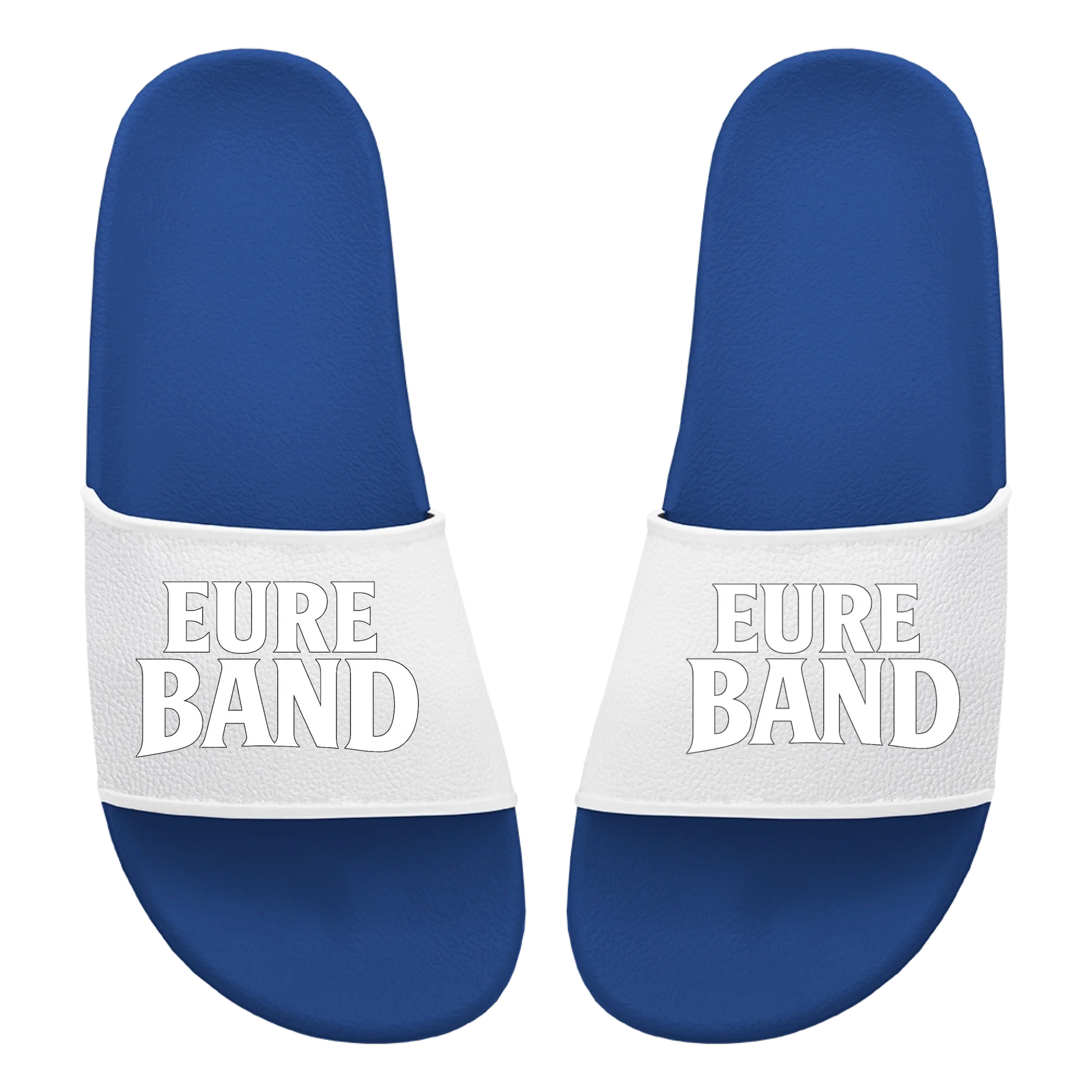 Blaue Badelatschen mit breitem Riemen. Auf beiden Riemen ist in weißen Buchstaben der Schriftzug ‚Eure Band‘ aufgedruckt. Der Text kann individuell mit dem eigenen Bandnamen gestaltet werden.