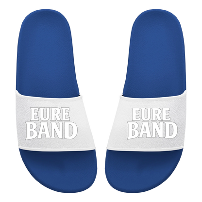 Blaue Badelatschen mit breitem Riemen. Auf beiden Riemen ist in weißen Buchstaben der Schriftzug ‚Eure Band‘ aufgedruckt. Der Text kann individuell mit dem eigenen Bandnamen gestaltet werden.