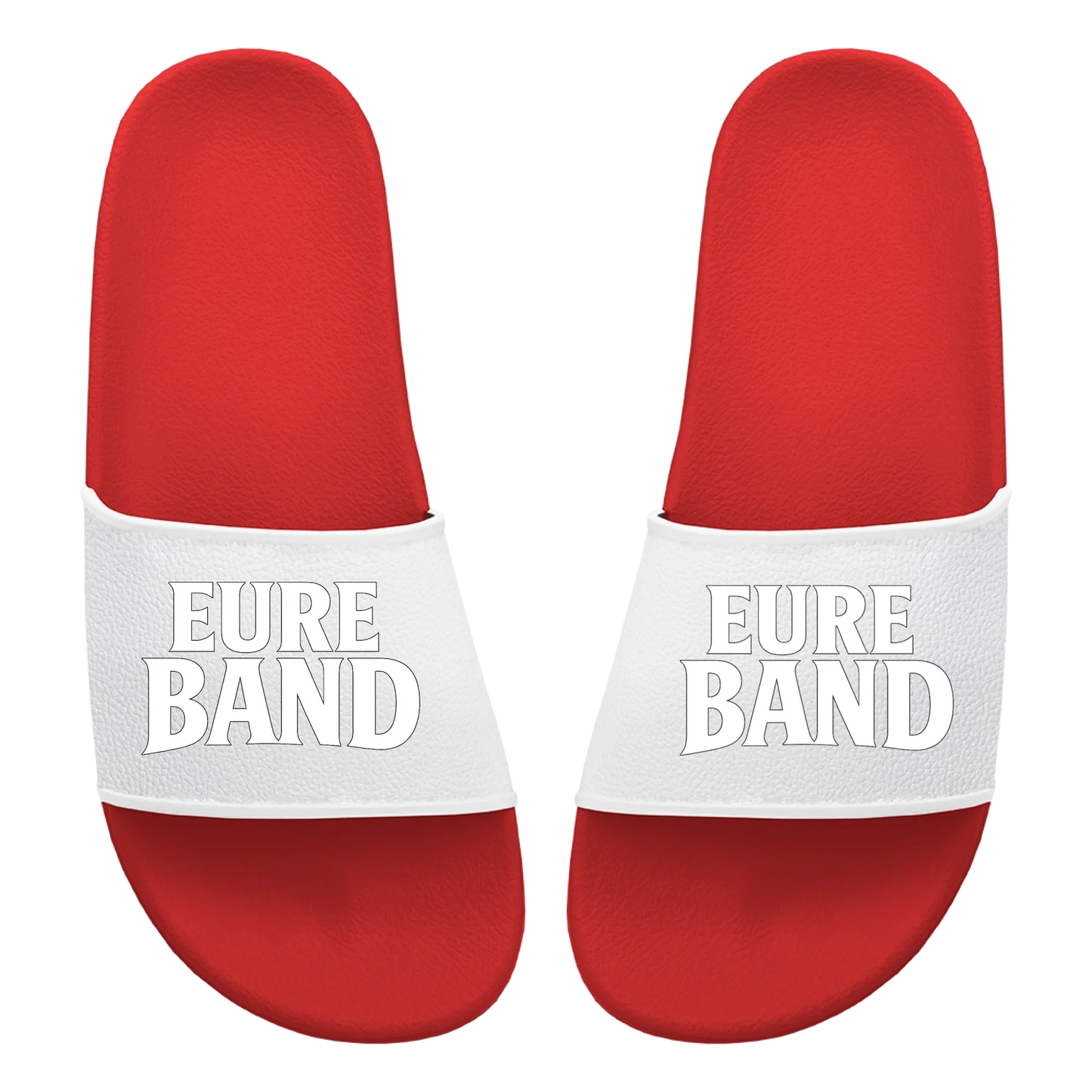 Rote Badelatschen mit breitem Riemen. Auf beiden Riemen ist in weißen Buchstaben der Schriftzug ‚Eure Band‘ aufgedruckt. Der Text kann individuell mit dem eigenen Bandnamen gestaltet werden.