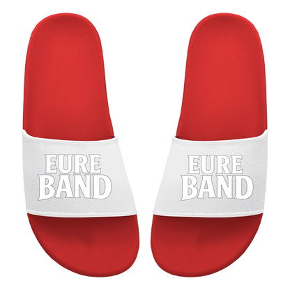Rote Badelatschen mit breitem Riemen. Auf beiden Riemen ist in weißen Buchstaben der Schriftzug ‚Eure Band‘ aufgedruckt. Der Text kann individuell mit dem eigenen Bandnamen gestaltet werden.