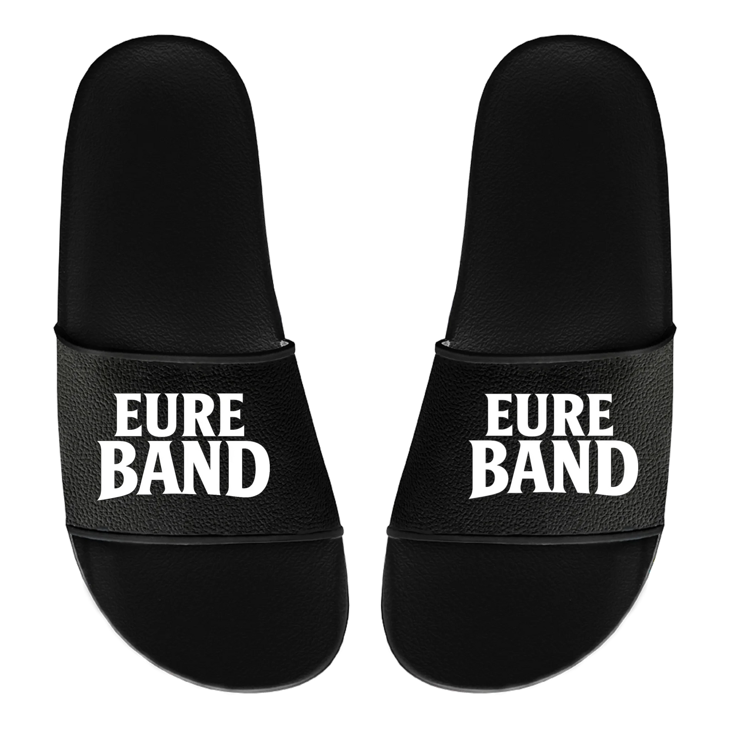 Schwarze Badelatschen mit breitem Riemen. Auf beiden Riemen ist in weißen Buchstaben der Schriftzug ‚Eure Band‘ aufgedruckt. Der Text kann individuell mit dem eigenen Bandnamen gestaltet werden.
