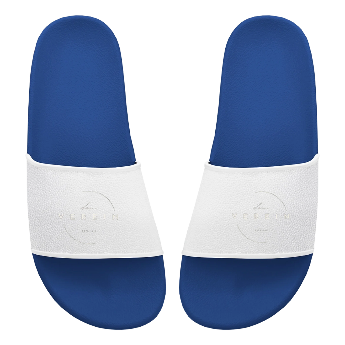 Blaue Badelatschen mit breitem Riemen. Auf beiden Riemen ist in weißen Buchstaben der Schriftzug ‚dein Verein‘ aufgedruckt. Der Text kann individuell mit dem eigenen Bandnamen gestaltet werden.