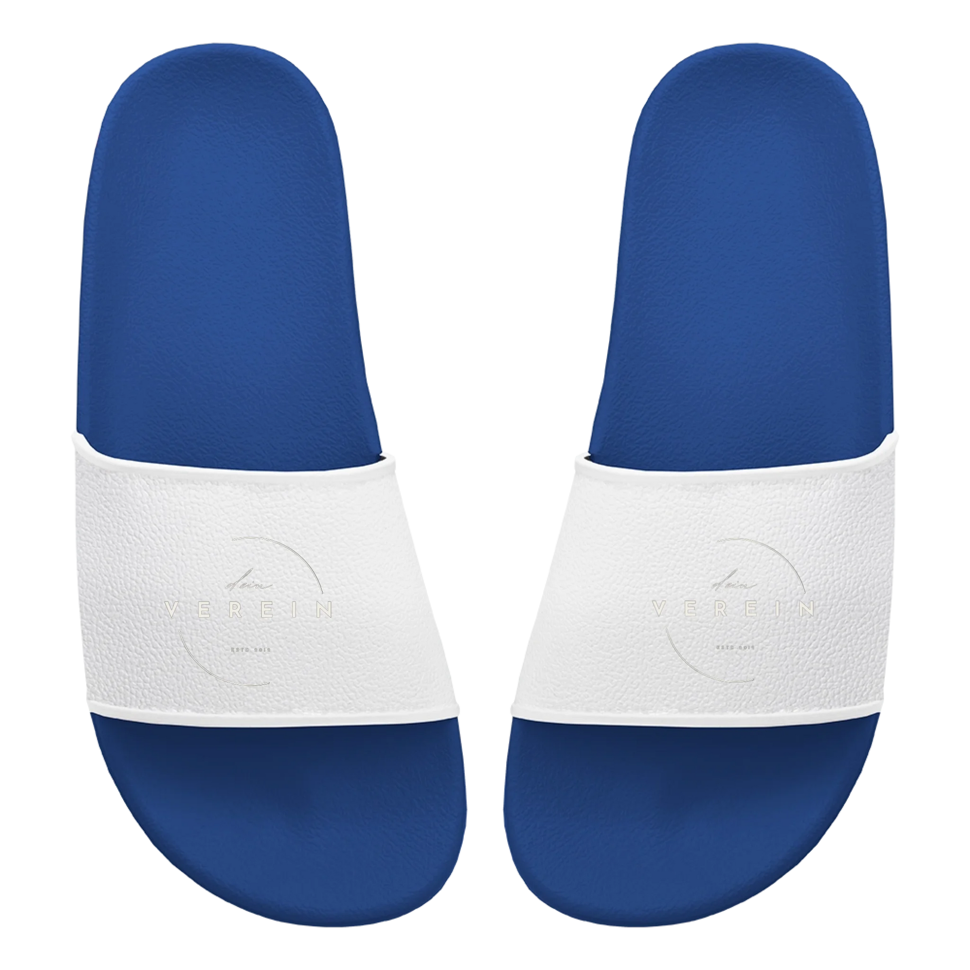 Blaue Badelatschen mit breitem Riemen. Auf beiden Riemen ist in weißen Buchstaben der Schriftzug ‚dein Verein‘ aufgedruckt. Der Text kann individuell mit dem eigenen Bandnamen gestaltet werden.
