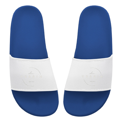 Blaue Badelatschen mit breitem Riemen. Auf beiden Riemen ist in weißen Buchstaben der Schriftzug ‚dein Verein‘ aufgedruckt. Der Text kann individuell mit dem eigenen Bandnamen gestaltet werden.