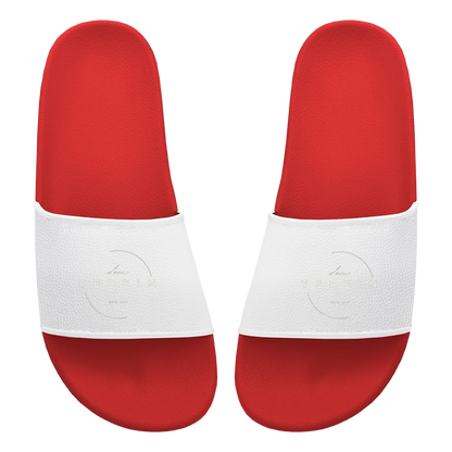 Rote Badelatschen mit breitem Riemen. Auf beiden Riemen ist in weißen Buchstaben der Schriftzug ‚dein Verein‘ aufgedruckt. Der Text kann individuell mit dem eigenen Bandnamen gestaltet werden.