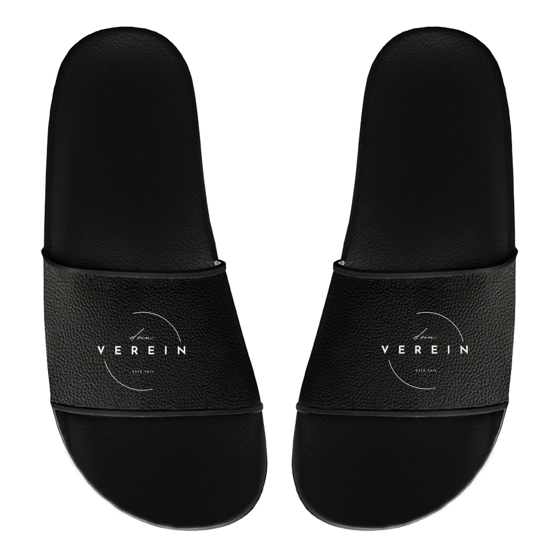 Schwarze Badelatschen mit breitem Riemen. Auf beiden Riemen ist in weißen Buchstaben der Schriftzug ‚dein Verein‘ aufgedruckt. Der Text kann individuell mit dem eigenen Bandnamen gestaltet werden.