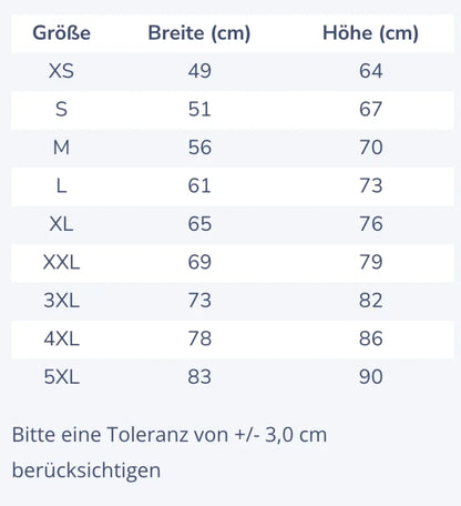 Größentabelle mit Breite und Höhe in Zentimetern für die Größen XS bis 5XL. Die Breite reicht von 49 cm (XS) bis 83 cm (5XL), die Höhe von 64 cm (XS) bis 90 cm (5XL). Eine Toleranz von plus/minus 3 cm ist zu berücksichtigen.