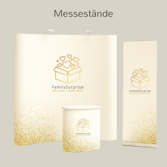 Messestand-Elemente mit dem goldfarbenen „FamilySurprise“-Logo, bestehend aus Rückwand, Theke und Banner, auf einem Bildschirm dargestellt.
