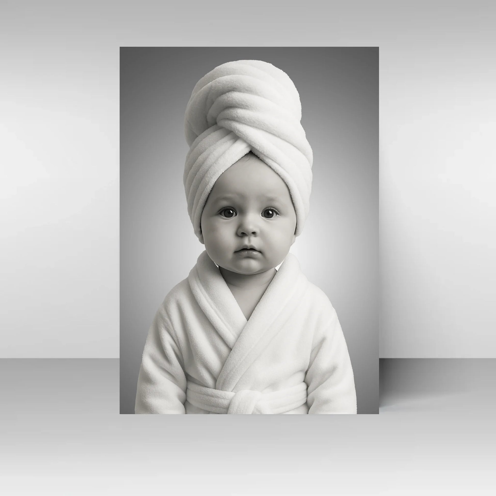 Poster mit Illustration eines Babys im weißen Bademantel und Handtuchturban. Der Kopf des Kindes  ist personalisierbar, Kleidung und Hintergrund bleiben fest.