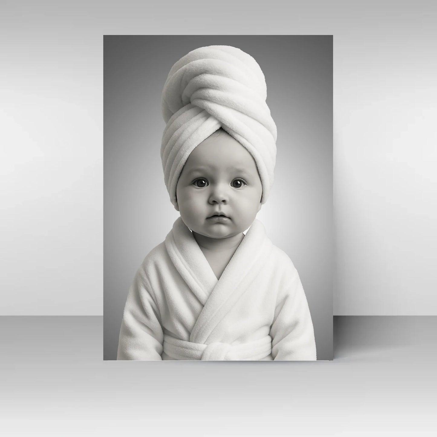 Poster mit Illustration eines Babys im weißen Bademantel und Handtuchturban. Der Kopf des Kindes  ist personalisierbar, Kleidung und Hintergrund bleiben fest.