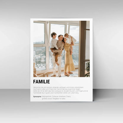 Poster mit personalisierbarem Foto. Unten groß ‚FAMILIE‘ mit Definition im Wörterbuchstil: Menschen, die sich kennen, vertrauen, unterstützen und gemeinsam durch Liebe und Chaos gehen. Familie gibt Wurzeln und Flügel, ist immer da – in guten wie in schlechten Zeiten. Synonyme: Geborgenheit, Zuhause, kreatives Chaos, größtes Glück, Ratgeber für alles.