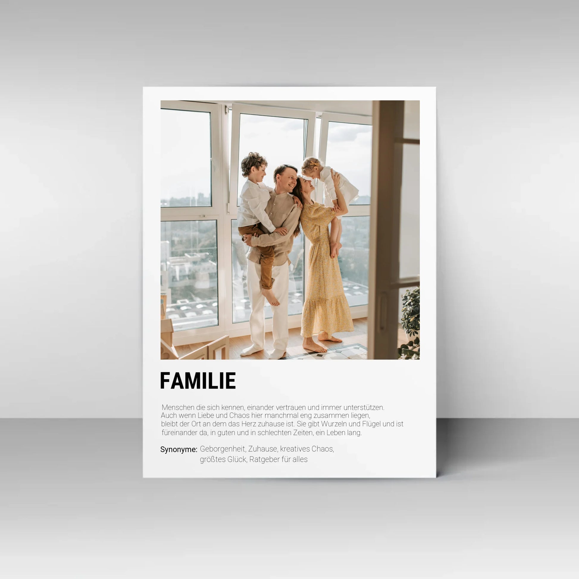 Poster mit personalisierbarem Foto. Unten groß ‚FAMILIE‘ mit Definition im Wörterbuchstil: Menschen, die sich kennen, vertrauen, unterstützen und gemeinsam durch Liebe und Chaos gehen. Familie gibt Wurzeln und Flügel, ist immer da – in guten wie in schlechten Zeiten. Synonyme: Geborgenheit, Zuhause, kreatives Chaos, größtes Glück, Ratgeber für alles.