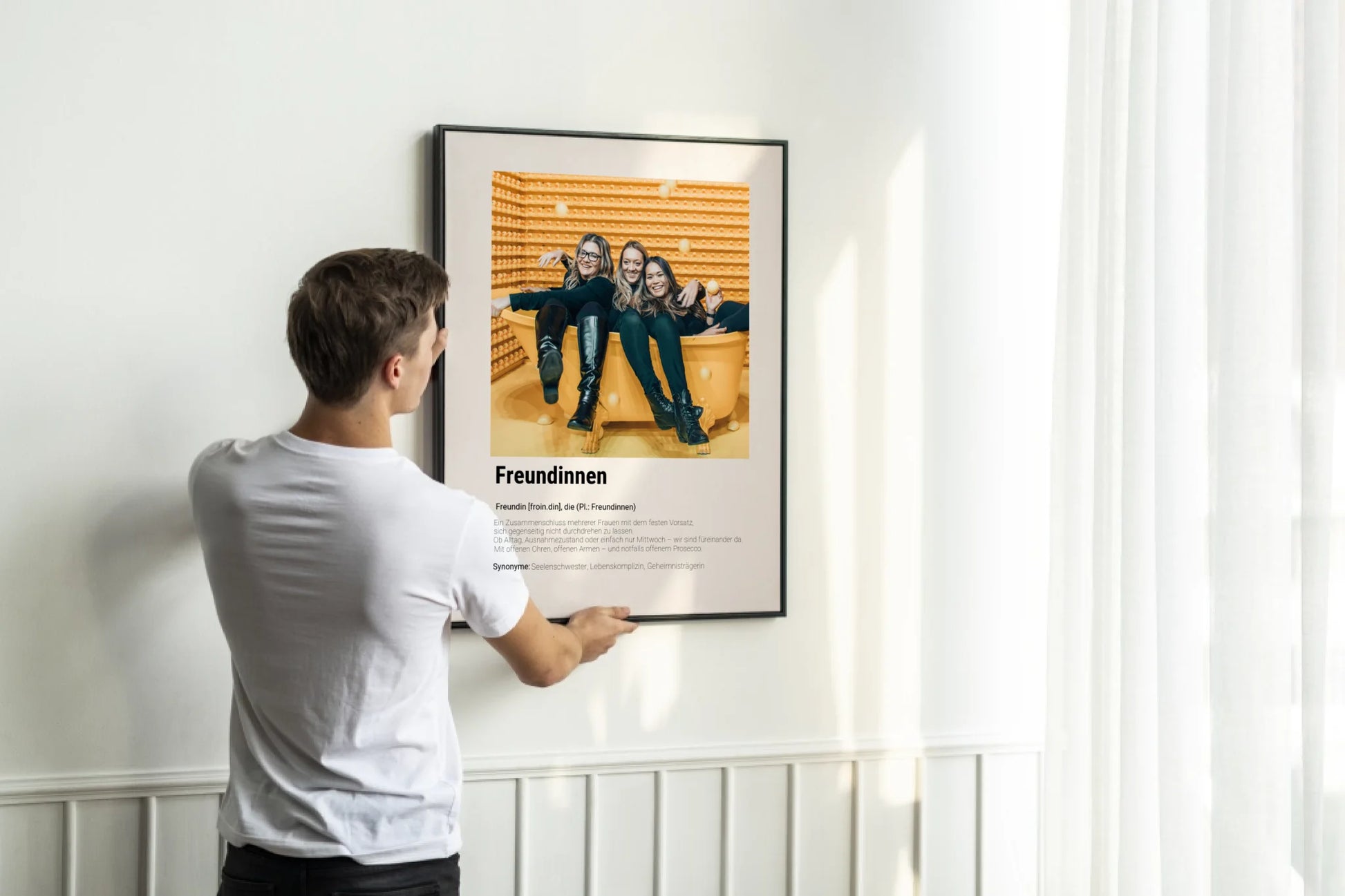 Poster mit personalisierbarem Foto. Unten groß ‚Freundinnen‘ mit Definition im Wörterbuchstil: Zusammenschluss mehrerer Frauen, die sich gegenseitig unterstützen – im Alltag, im Ausnahmezustand oder einfach am Mittwoch. Immer da mit offenen Ohren, offenen Armen und notfalls auch Prosecco. Synonyme: Seelenschwester, Lebenskomplizin, Geheimnisträgerin.