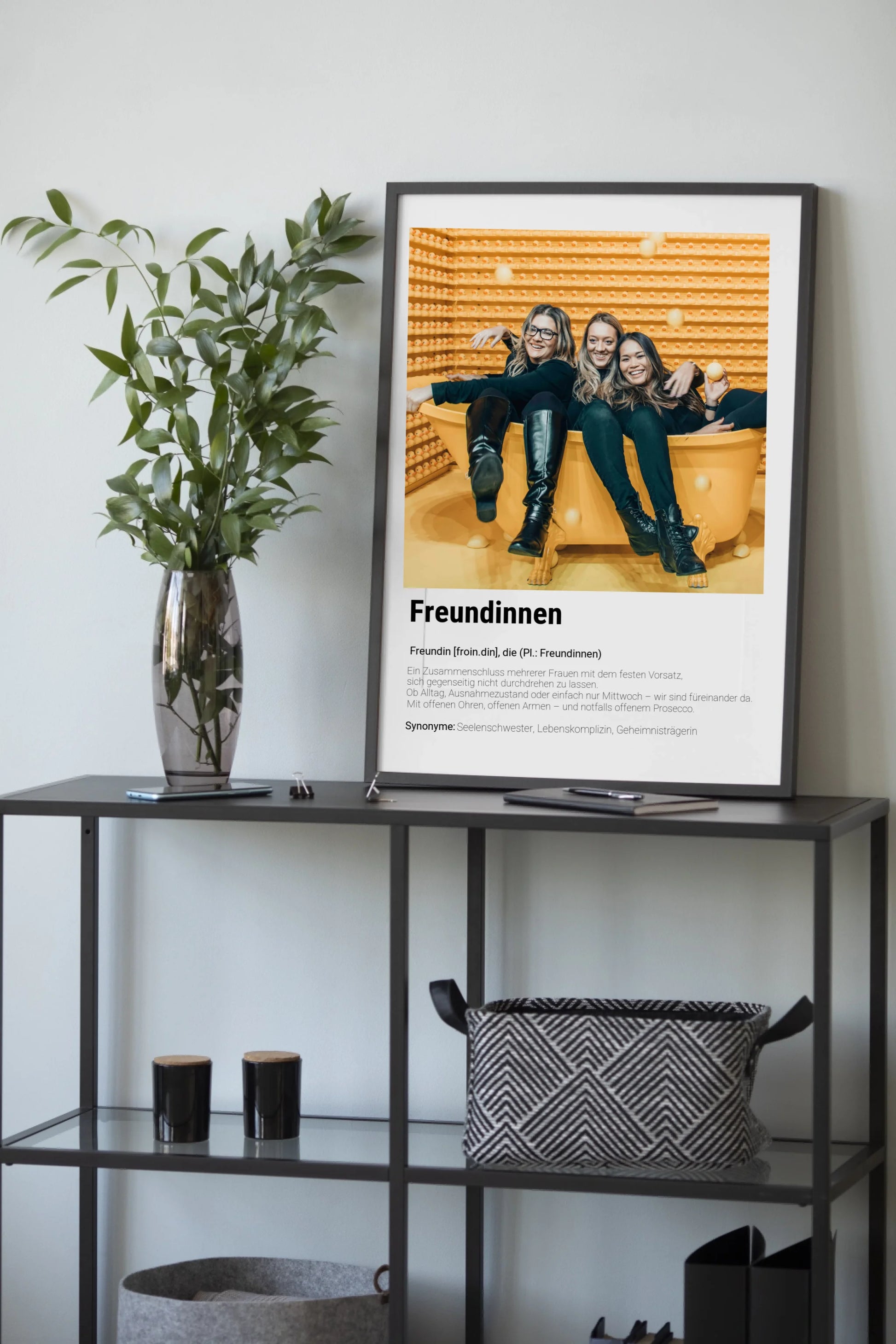 Poster mit personalisierbarem Foto. Unten groß ‚Freundinnen‘ mit Definition im Wörterbuchstil: Zusammenschluss mehrerer Frauen, die sich gegenseitig unterstützen – im Alltag, im Ausnahmezustand oder einfach am Mittwoch. Immer da mit offenen Ohren, offenen Armen und notfalls auch Prosecco. Synonyme: Seelenschwester, Lebenskomplizin, Geheimnisträgerin.