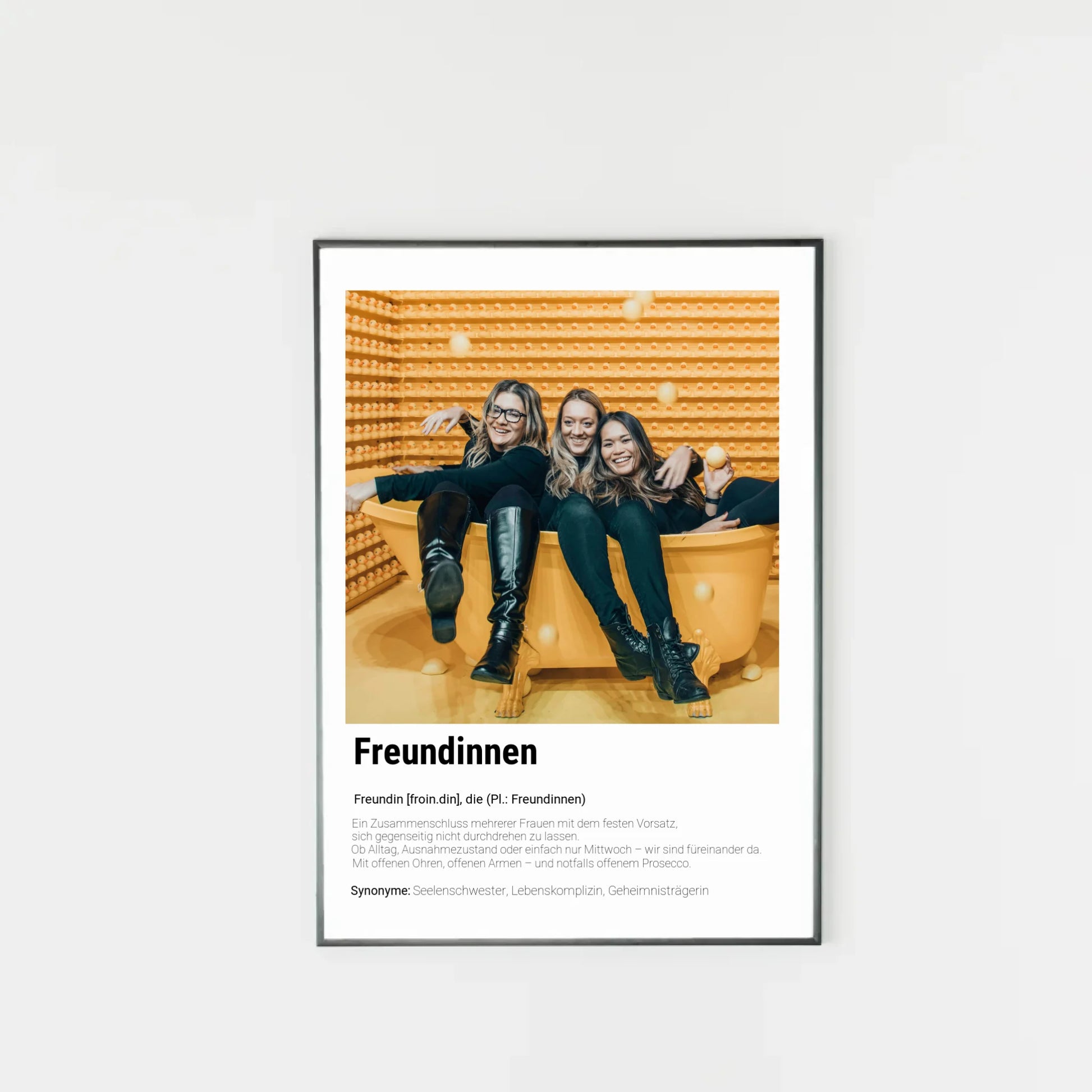 Poster mit personalisierbarem Foto. Unten groß ‚Freundinnen‘ mit Definition im Wörterbuchstil: Zusammenschluss mehrerer Frauen, die sich gegenseitig unterstützen – im Alltag, im Ausnahmezustand oder einfach am Mittwoch. Immer da mit offenen Ohren, offenen Armen und notfalls auch Prosecco. Synonyme: Seelenschwester, Lebenskomplizin, Geheimnisträgerin.