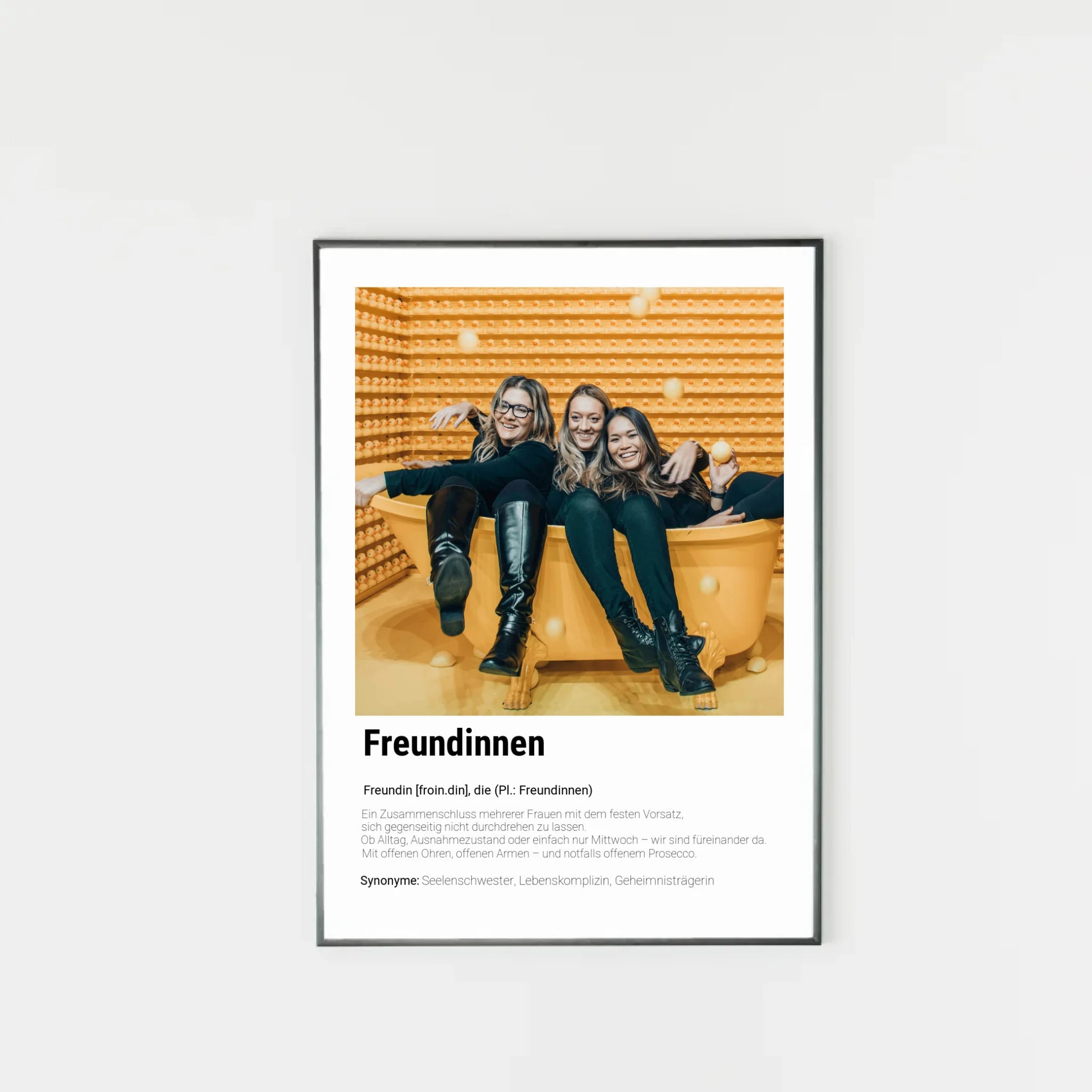 Poster mit personalisierbarem Foto. Unten groß ‚Freundinnen‘ mit Definition im Wörterbuchstil: Zusammenschluss mehrerer Frauen, die sich gegenseitig unterstützen – im Alltag, im Ausnahmezustand oder einfach am Mittwoch. Immer da mit offenen Ohren, offenen Armen und notfalls auch Prosecco. Synonyme: Seelenschwester, Lebenskomplizin, Geheimnisträgerin.