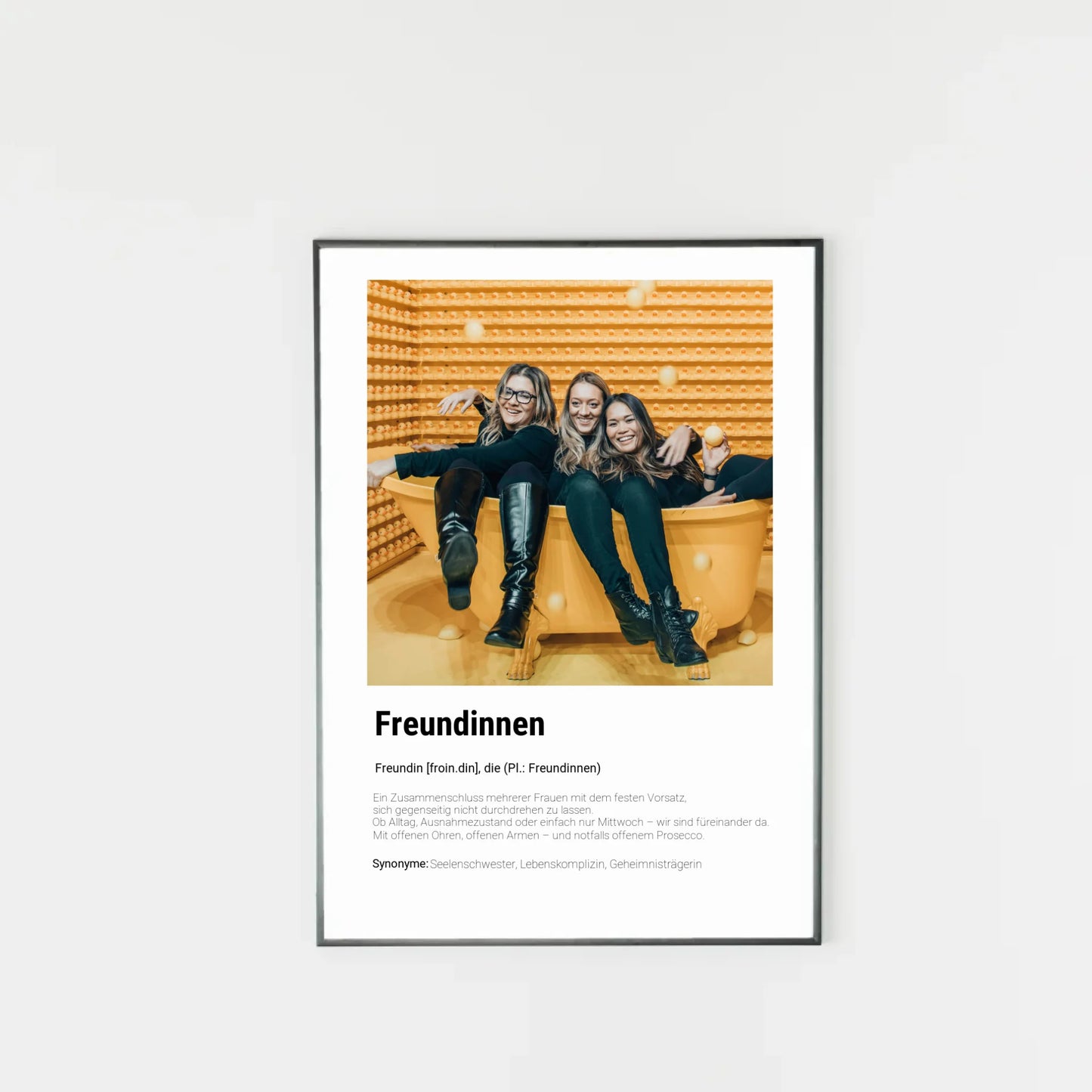Poster mit personalisierbarem Foto. Unten groß ‚Freundinnen‘ mit Definition im Wörterbuchstil: Zusammenschluss mehrerer Frauen, die sich gegenseitig unterstützen – im Alltag, im Ausnahmezustand oder einfach am Mittwoch. Immer da mit offenen Ohren, offenen Armen und notfalls auch Prosecco. Synonyme: Seelenschwester, Lebenskomplizin, Geheimnisträgerin.