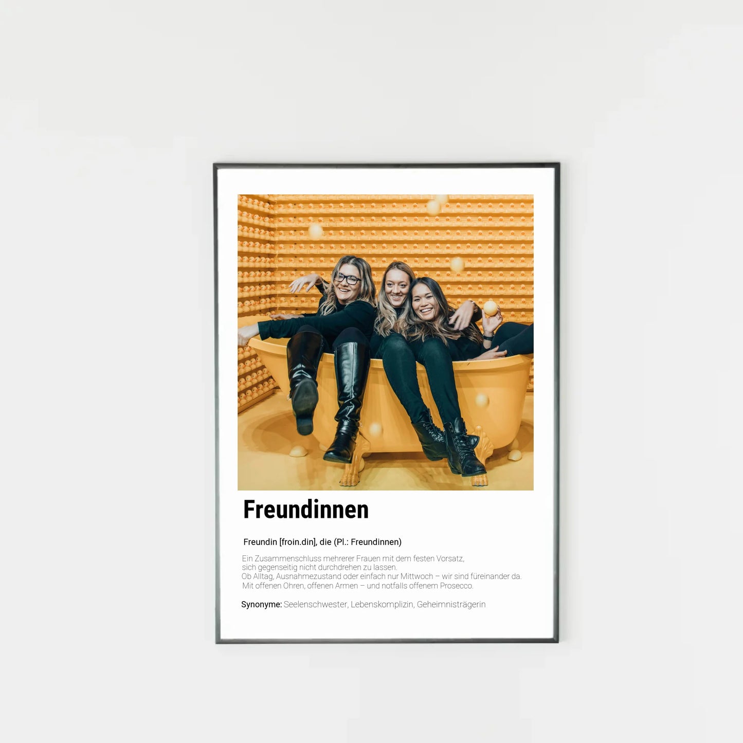 Poster mit personalisierbarem Foto. Unten groß ‚Freundinnen‘ mit Definition im Wörterbuchstil: Zusammenschluss mehrerer Frauen, die sich gegenseitig unterstützen – im Alltag, im Ausnahmezustand oder einfach am Mittwoch. Immer da mit offenen Ohren, offenen Armen und notfalls auch Prosecco. Synonyme: Seelenschwester, Lebenskomplizin, Geheimnisträgerin.