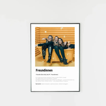 Poster mit personalisierbarem Foto. Unten groß ‚Freundinnen‘ mit Definition im Wörterbuchstil: Zusammenschluss mehrerer Frauen, die sich gegenseitig unterstützen – im Alltag, im Ausnahmezustand oder einfach am Mittwoch. Immer da mit offenen Ohren, offenen Armen und notfalls auch Prosecco. Synonyme: Seelenschwester, Lebenskomplizin, Geheimnisträgerin.