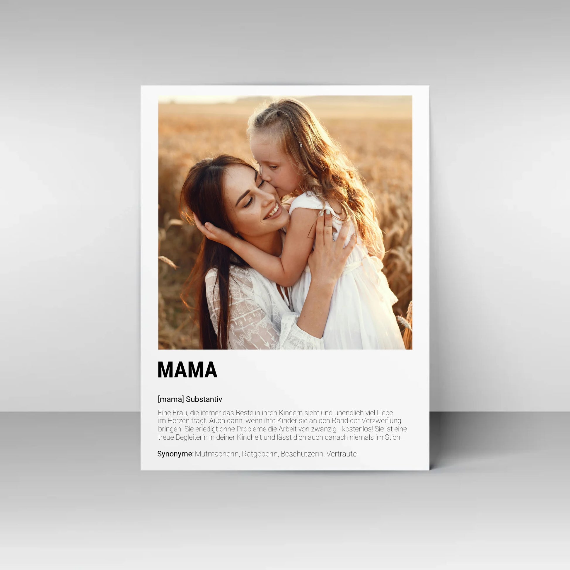 Poster mit personalisierbarem Foto. Unten groß ‚MAMA‘ mit Definition im Wörterbuchstil: Frau, die das Beste in ihren Kindern sieht, unendlich viel Liebe schenkt, Probleme löst und eine treue Begleiterin durch die Kindheit ist. Synonyme: Mutmacherin, Ratgeberin, Beschützerin, Vertraute.