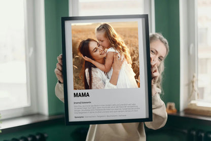 Poster mit personalisierbarem Foto. Unten groß ‚MAMA‘ mit Definition im Wörterbuchstil: Frau, die das Beste in ihren Kindern sieht, unendlich viel Liebe schenkt, Probleme löst und eine treue Begleiterin durch die Kindheit ist. Synonyme: Mutmacherin, Ratgeberin, Beschützerin, Vertraute.