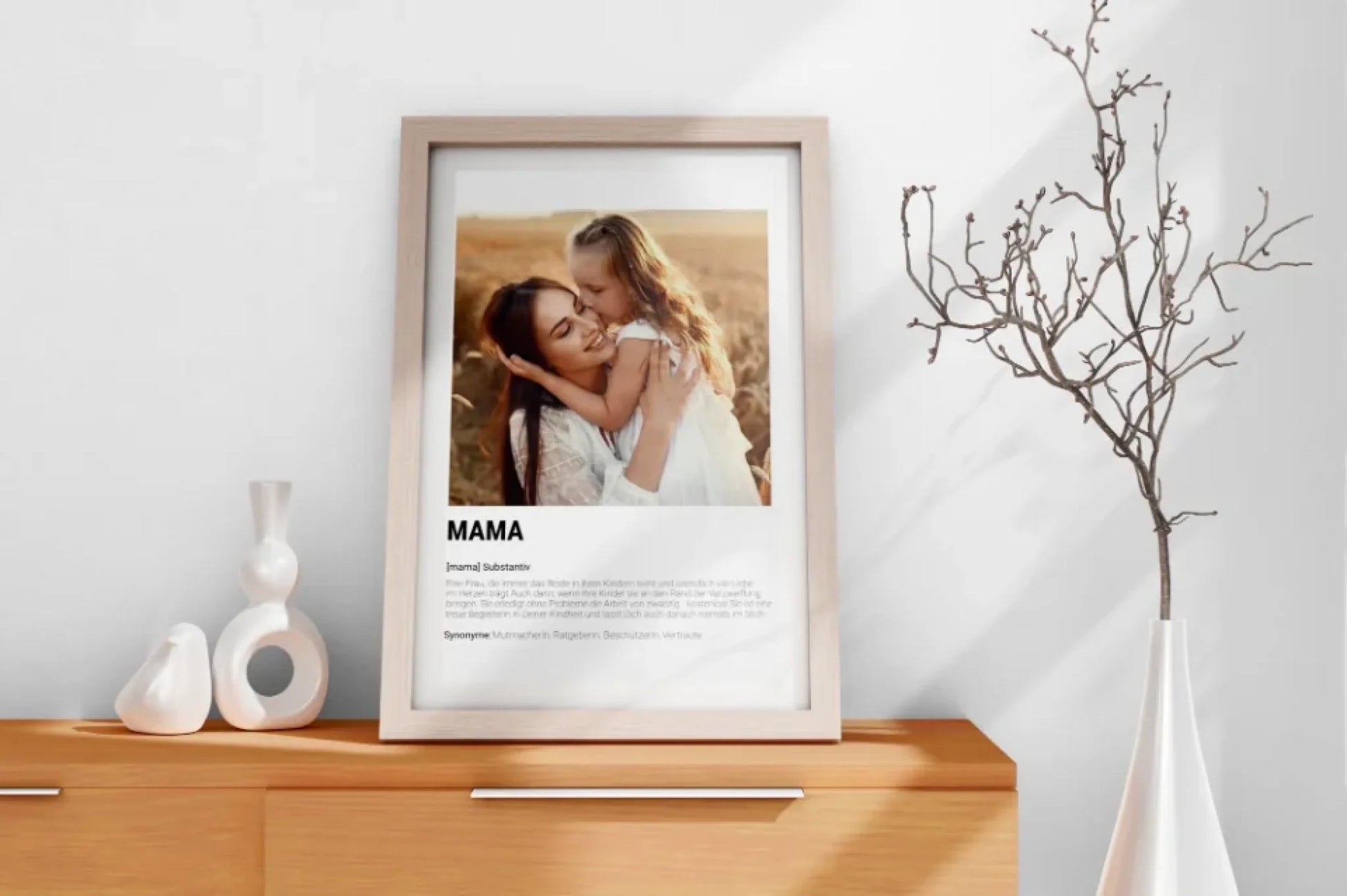 Poster mit personalisierbarem Foto. Unten groß ‚MAMA‘ mit Definition im Wörterbuchstil: Frau, die das Beste in ihren Kindern sieht, unendlich viel Liebe schenkt, Probleme löst und eine treue Begleiterin durch die Kindheit ist. Synonyme: Mutmacherin, Ratgeberin, Beschützerin, Vertraute.