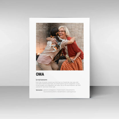 Poster mit personalisierbarem Foto. Unten groß ‚OMA‘ mit Definition im Wörterbuchstil: Frau mit Herz aus Gold, die ihre Enkel liebt, Geheimnisse hütet, Süßigkeiten und Liebe verteilt und als beste Bäckerin gilt. Synonyme: geheime Geldgeberin, Problemlöserin, Meisterköchin, Geschichtenerzählerin, Kleiderflickerin, Cateringservice