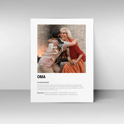 Poster mit personalisierbarem Foto. Unten groß ‚OMA‘ mit Definition im Wörterbuchstil: Frau mit Herz aus Gold, die ihre Enkel liebt, Geheimnisse hütet, Süßigkeiten und Liebe verteilt und als beste Bäckerin gilt. Synonyme: geheime Geldgeberin, Problemlöserin, Meisterköchin, Geschichtenerzählerin, Kleiderflickerin, Cateringservice