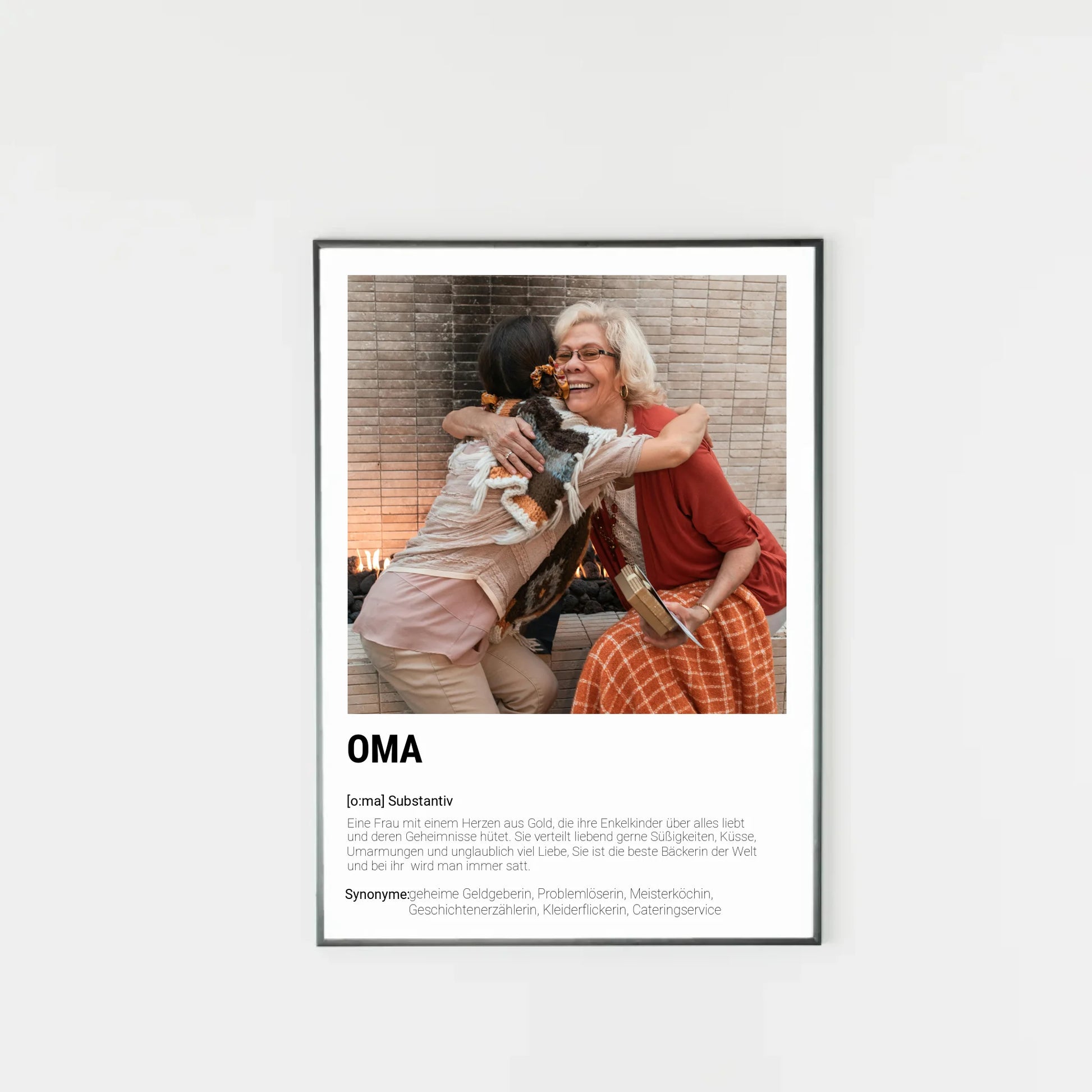 Poster mit personalisierbarem Foto in schwarzem Holzrahmen. Unten groß ‚OMA‘ mit Definition im Wörterbuchstil: Frau mit Herz aus Gold, die ihre Enkel liebt, Geheimnisse hütet, Süßigkeiten und Liebe verteilt und als beste Bäckerin gilt. Synonyme: geheime Geldgeberin, Problemlöserin, Meisterköchin, Geschichtenerzählerin, Kleiderflickerin, Cateringservice
