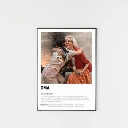 Poster mit personalisierbarem Foto in schwarzem Holzrahmen. Unten groß ‚OMA‘ mit Definition im Wörterbuchstil: Frau mit Herz aus Gold, die ihre Enkel liebt, Geheimnisse hütet, Süßigkeiten und Liebe verteilt und als beste Bäckerin gilt. Synonyme: geheime Geldgeberin, Problemlöserin, Meisterköchin, Geschichtenerzählerin, Kleiderflickerin, Cateringservice