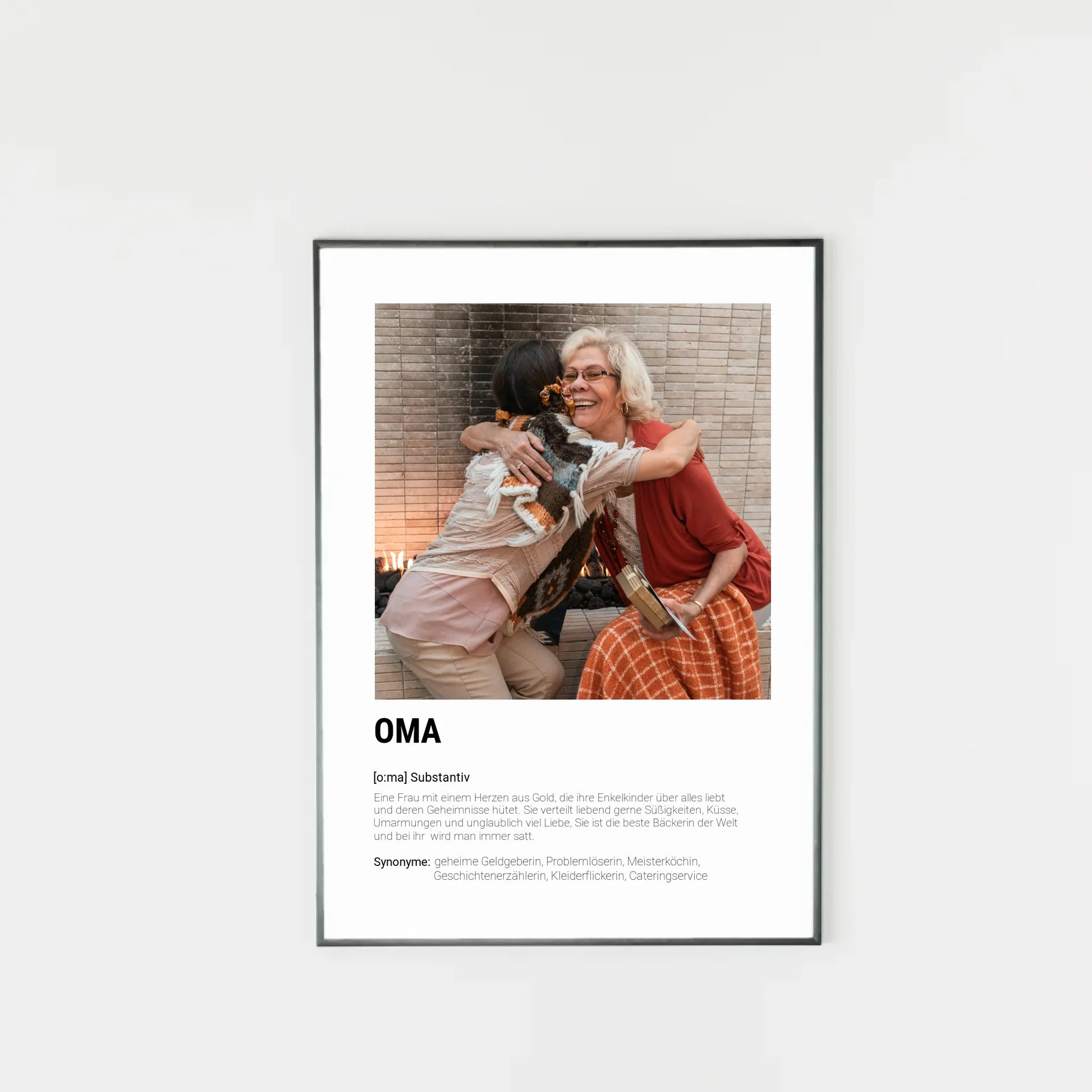 Poster mit personalisierbarem Foto in schwarzem Holzrahmen. Unten groß ‚OMA‘ mit Definition im Wörterbuchstil: Frau mit Herz aus Gold, die ihre Enkel liebt, Geheimnisse hütet, Süßigkeiten und Liebe verteilt und als beste Bäckerin gilt. Synonyme: geheime Geldgeberin, Problemlöserin, Meisterköchin, Geschichtenerzählerin, Kleiderflickerin, Cateringservice