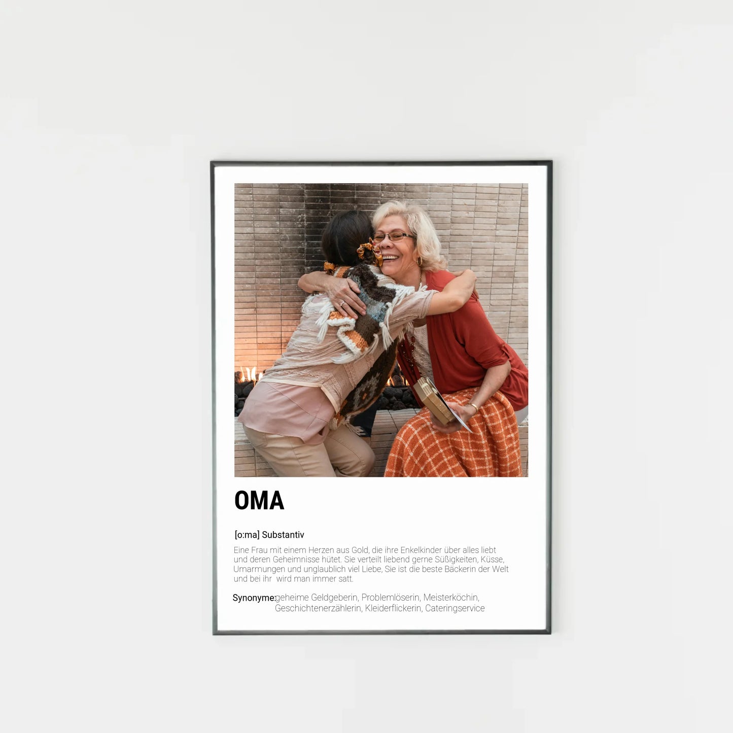 Poster mit personalisierbarem Foto in schwarzem Holzrahmen. Unten groß ‚OMA‘ mit Definition im Wörterbuchstil: Frau mit Herz aus Gold, die ihre Enkel liebt, Geheimnisse hütet, Süßigkeiten und Liebe verteilt und als beste Bäckerin gilt. Synonyme: geheime Geldgeberin, Problemlöserin, Meisterköchin, Geschichtenerzählerin, Kleiderflickerin, Cateringservice