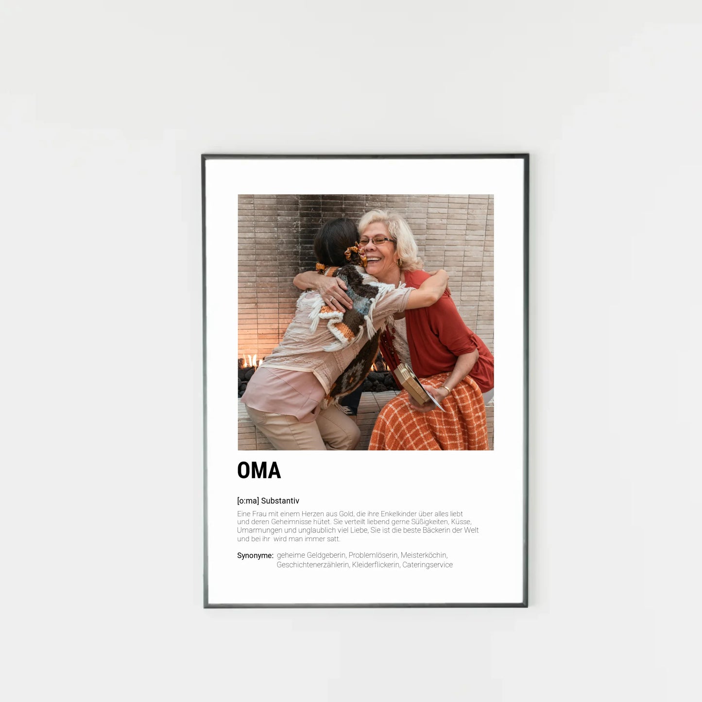 Poster mit personalisierbarem Foto in schwarzem Rahmen. Unten groß ‚OMA‘ mit Definition im Wörterbuchstil: Frau mit Herz aus Gold, die ihre Enkel liebt, Geheimnisse hütet, Süßigkeiten und Liebe verteilt und als beste Bäckerin gilt. Synonyme: geheime Geldgeberin, Problemlöserin, Meisterköchin, Geschichtenerzählerin, Kleiderflickerin, Cateringservice