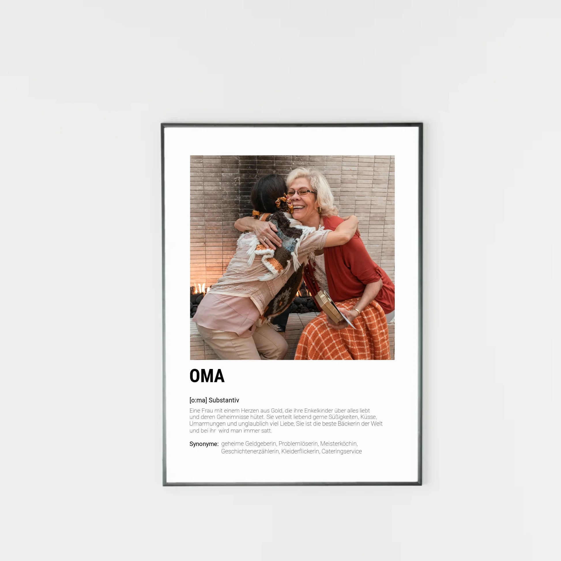 Poster mit personalisierbarem Foto in schwarzem Rahmen. Unten groß ‚OMA‘ mit Definition im Wörterbuchstil: Frau mit Herz aus Gold, die ihre Enkel liebt, Geheimnisse hütet, Süßigkeiten und Liebe verteilt und als beste Bäckerin gilt. Synonyme: geheime Geldgeberin, Problemlöserin, Meisterköchin, Geschichtenerzählerin, Kleiderflickerin, Cateringservice
