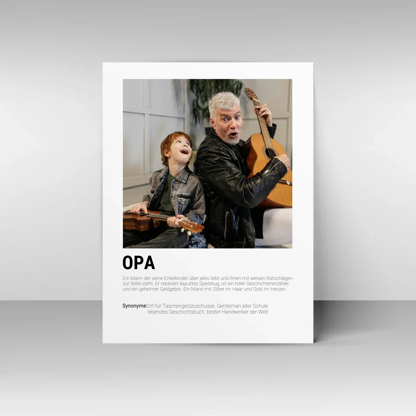 Poster mit personalisierbarem Foto-Bereich im oberen Teil. Darunter steht groß das Wort ‚OPA‘ mit einer Definition im Wörterbuch-Stil. Beschrieben wird der Großvater als liebevoller Begleiter seiner Enkelkinder, weiser Ratgeber, Geschichtenerzähler und Helfer in allen Lebenslagen. Genannt werden Synonyme wie: Ort für Taschengeldzuschüsse, Gentleman alter Schule, lebendes Geschichtsbuch und bester Handwerker der Welt.