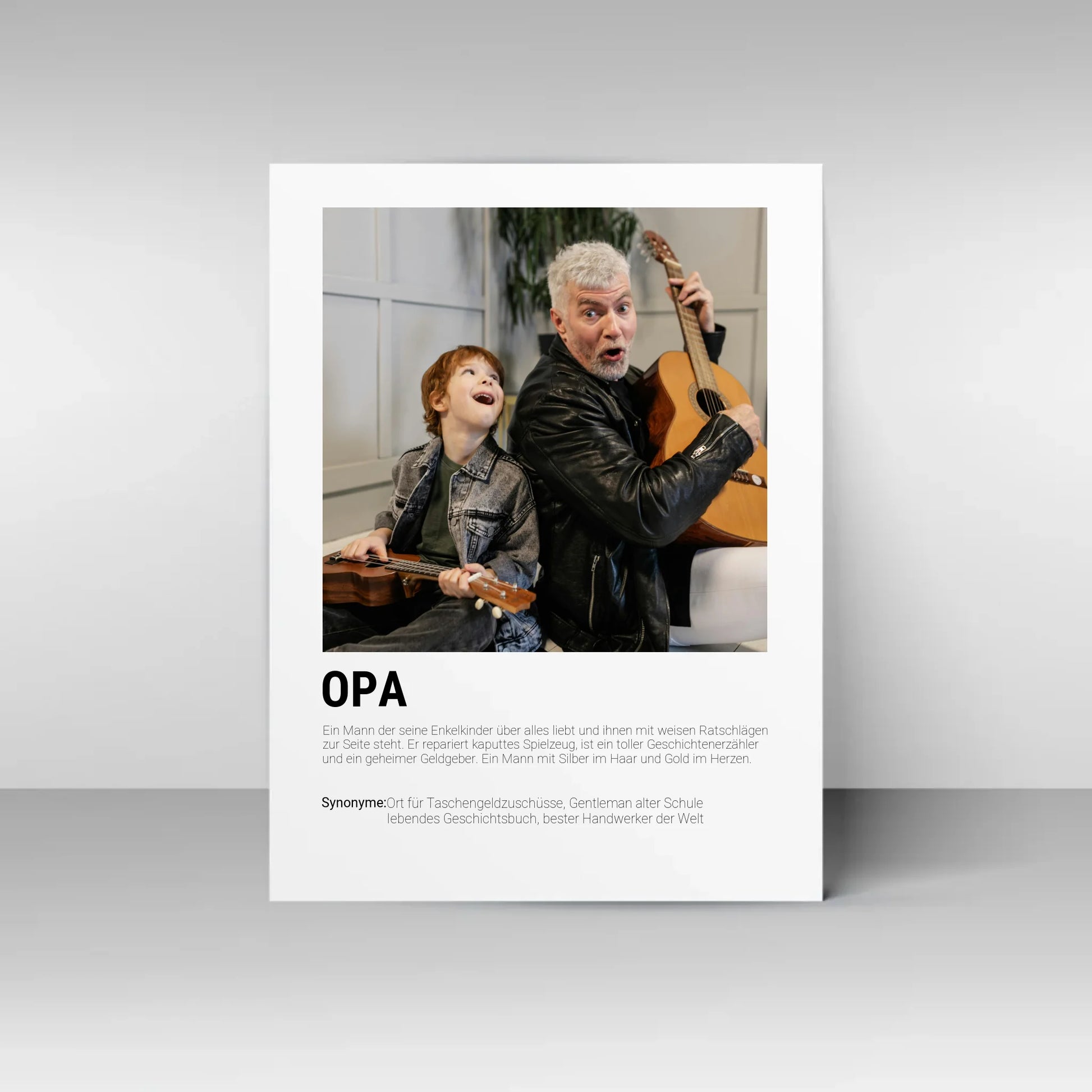 Poster mit personalisierbarem Foto-Bereich im oberen Teil. Darunter steht groß das Wort ‚OPA‘ mit einer Definition im Wörterbuch-Stil. Beschrieben wird der Großvater als liebevoller Begleiter seiner Enkelkinder, weiser Ratgeber, Geschichtenerzähler und Helfer in allen Lebenslagen. Genannt werden Synonyme wie: Ort für Taschengeldzuschüsse, Gentleman alter Schule, lebendes Geschichtsbuch und bester Handwerker der Welt.