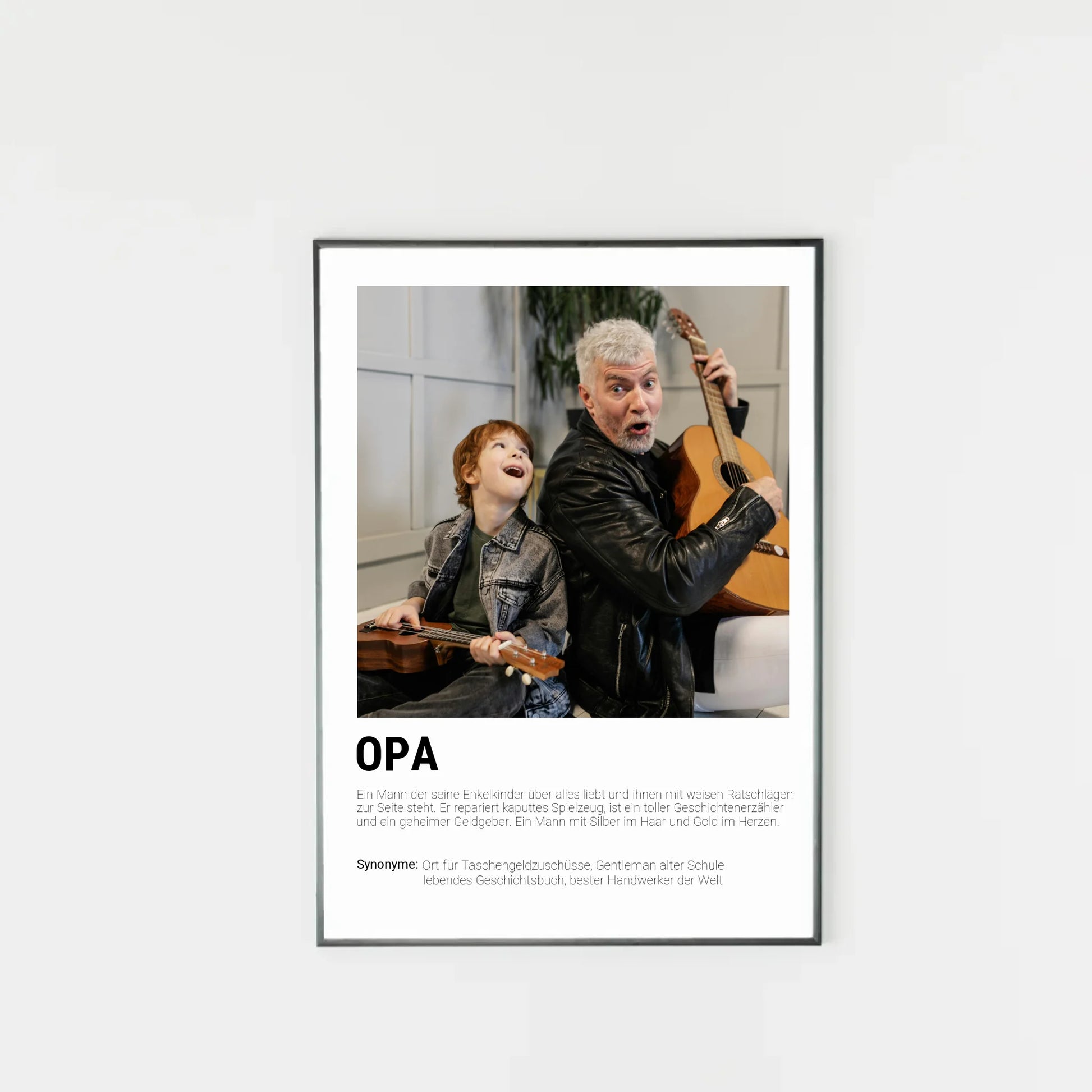 Poster mit personalisierbarem Foto-Bereich im oberen Teil. Darunter steht groß das Wort ‚OPA‘ mit einer Definition im Wörterbuch-Stil. Beschrieben wird der Großvater als liebevoller Begleiter seiner Enkelkinder, weiser Ratgeber, Geschichtenerzähler und Helfer in allen Lebenslagen. Genannt werden Synonyme wie: Ort für Taschengeldzuschüsse, Gentleman alter Schule, lebendes Geschichtsbuch und bester Handwerker der Welt.