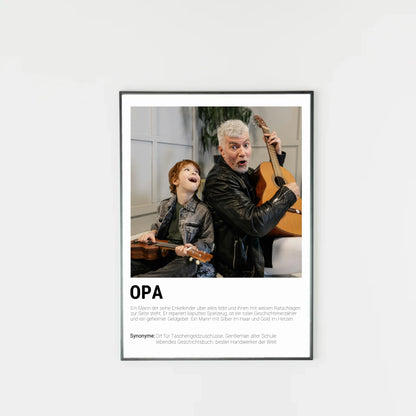 Poster mit personalisierbarem Foto-Bereich im oberen Teil. Darunter steht groß das Wort ‚OPA‘ mit einer Definition im Wörterbuch-Stil. Beschrieben wird der Großvater als liebevoller Begleiter seiner Enkelkinder, weiser Ratgeber, Geschichtenerzähler und Helfer in allen Lebenslagen. Genannt werden Synonyme wie: Ort für Taschengeldzuschüsse, Gentleman alter Schule, lebendes Geschichtsbuch und bester Handwerker der Welt.