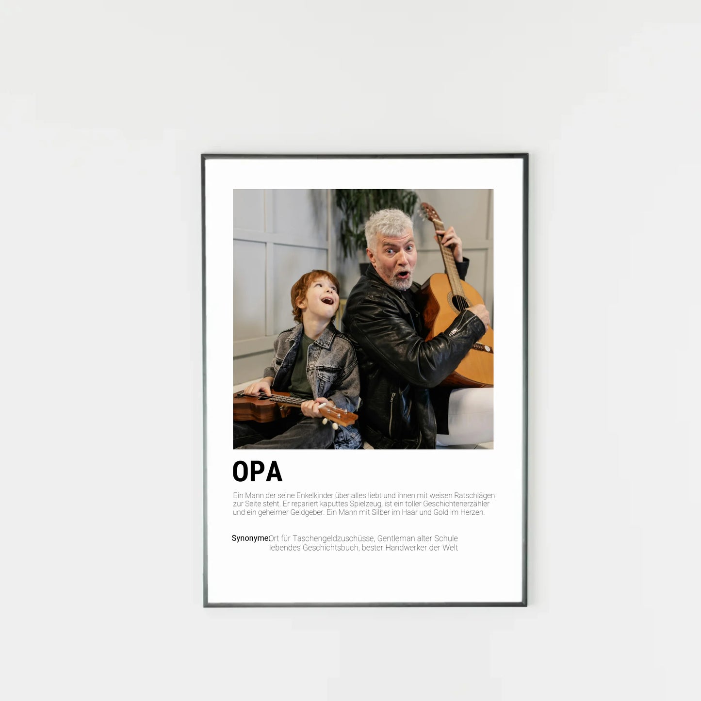 Poster mit personalisierbarem Foto-Bereich im oberen Teil. Darunter steht groß das Wort ‚OPA‘ mit einer Definition im Wörterbuch-Stil. Beschrieben wird der Großvater als liebevoller Begleiter seiner Enkelkinder, weiser Ratgeber, Geschichtenerzähler und Helfer in allen Lebenslagen. Genannt werden Synonyme wie: Ort für Taschengeldzuschüsse, Gentleman alter Schule, lebendes Geschichtsbuch und bester Handwerker der Welt.